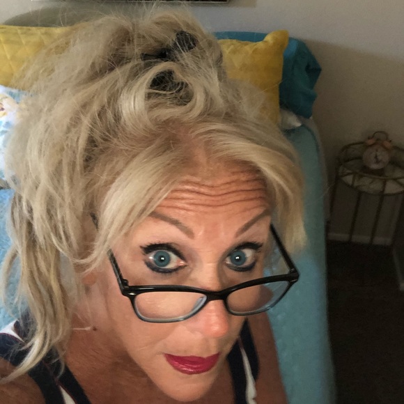 Meet your Posher, Dawn POSH AMBASSADOR/TOP RATED - Picture 5 of 16